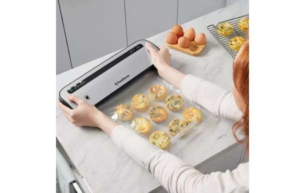 FOODSAVER Machine de mise sous vide Silver & Noir Compacte - VS01290X01
