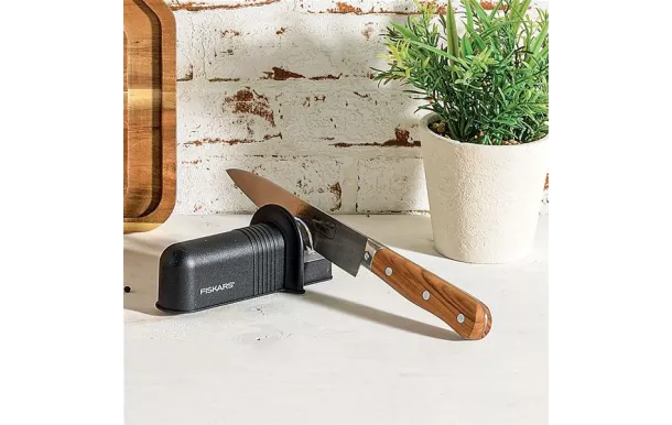 FISKARS AIGUISEUR COUTEAUX ESSENTIAL FISKAR 1065598