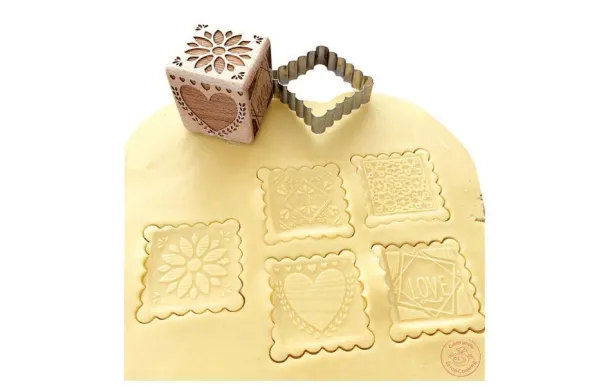 SCRAPCOOKING Tampon à biscuits bois 5 décors + découpoir - Déco