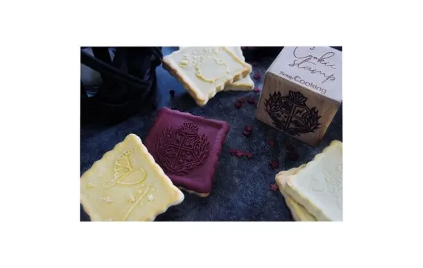 SCRAPCOOKING Tampon bois biscuits "Sorcier" + découpoir