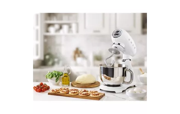 SMEG Robot sur socle 4.8 L Blanc - Années 50 - SMF03WHEU avis moins cher