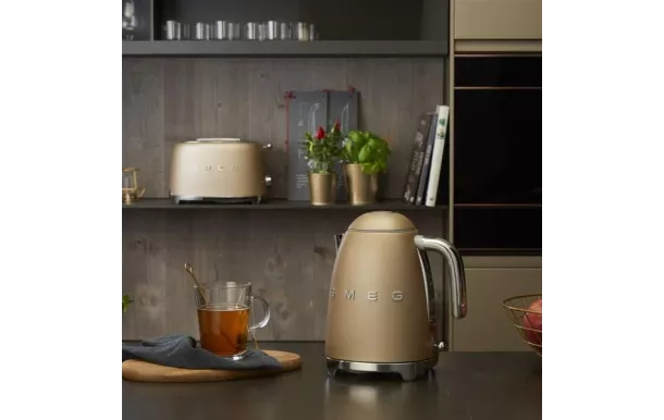 SMEG Bouilloire 1.7 L Or mat - Années 50 - KLF03CHMEU avis moins cher