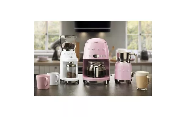 SMEG Cafetière filtre 10 tasses programmable Rose Brillant - Années 50 - DCF02PK avis moins cher