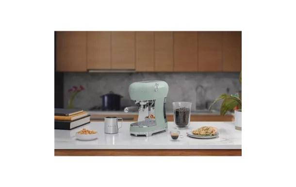 SMEG Machine à café Expresso Années 50 coloris vert d'eau - ECF02PGEU