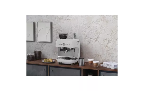 SMEG Expresso automatique avec broyeur - EGF03WHEU