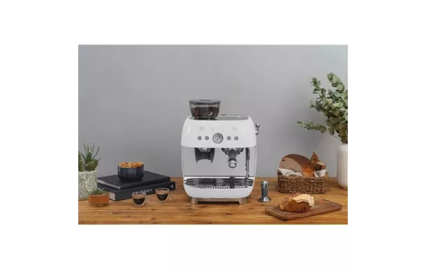 SMEG Expresso automatique avec broyeur - EGF03WHEU